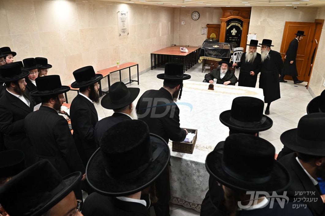 האדמו"ר מוויזניץ ביי קבלת קהל אין קרית וויזניץ לקראת די ימי הרחמים והרצון
