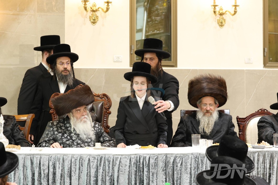 שמחת הבר מצוה פון אן אייניקל פון האדמו"ר מקרעטשניף י"ם