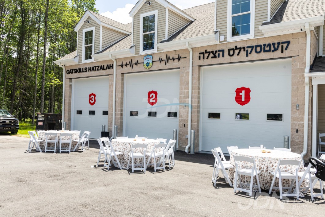 קביעת מזוזה אין די נייע קעטסקילס הצלה גאראדזש אין מאנטיסעלאו