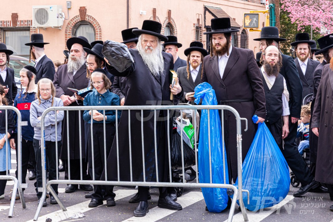 פסח אין חצר הקודש בלאזוב