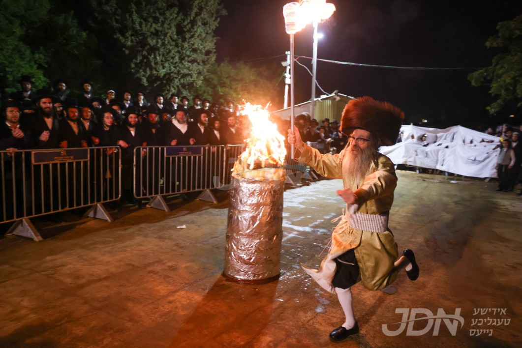 הגה"צ רבי נחמן בידערמאן ביים הדלקה ל"ג בעומר