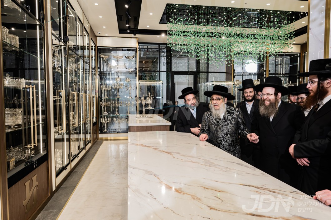 האדמו"ר מסאטמאר ביים קביעת מזוזה אין די נייע פראכטפולע העריטעדזש זילבער געשעפט אין די דאבעליו מאלל אין וויליאמסבורג