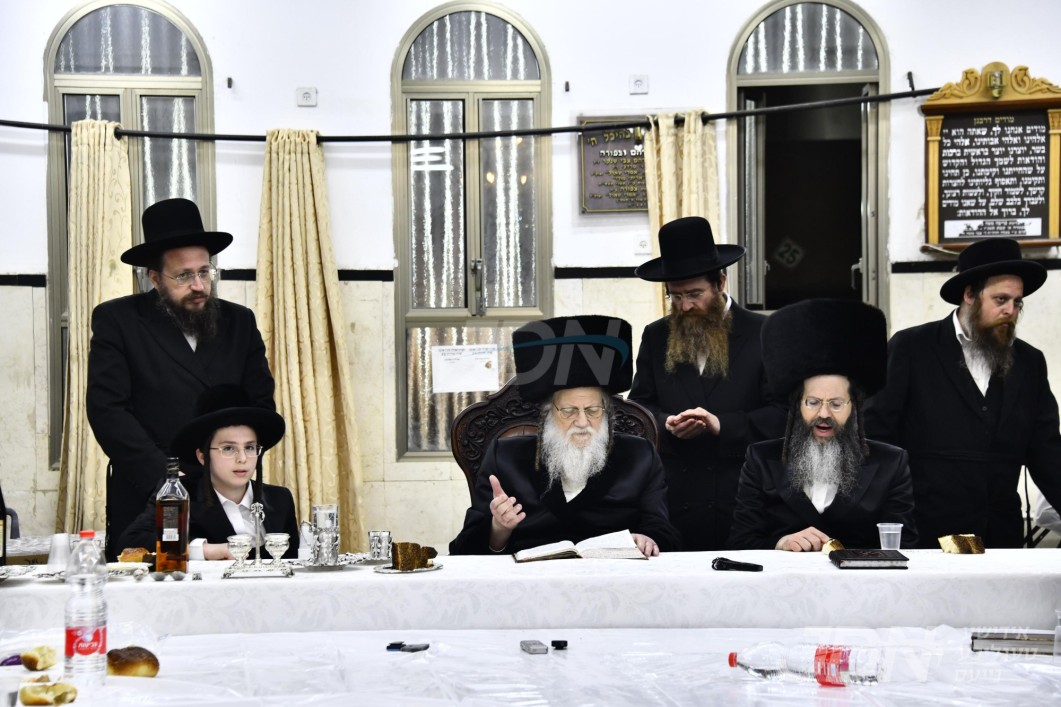 שמחת הבר מצוה פון אן אייניקל פון האדמו"ר ממאדזיץ, אינאיינעם מיטן יארצייט טיש פון הרה"ק רבי שמואל אליהו מזוואלין זי"ע