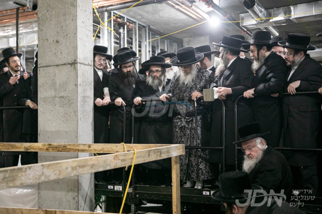 מעמד יציקת הבורות אין ביהמ"ד החדש סאטמאר שכונת ווערנאן אין וויליאמסבורג