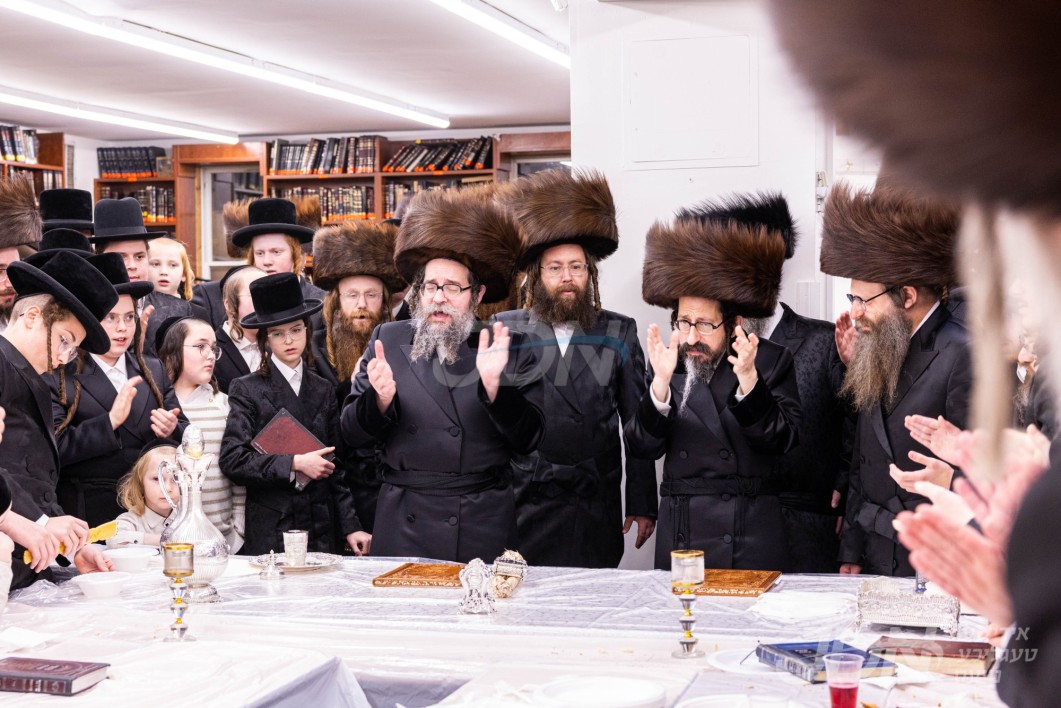האדמו"ר מסקולען פון ירושלים געפראוועט א געהויבענער שבת אינאיינעם מיטן פלומעניק האדמו"ר מסקולען