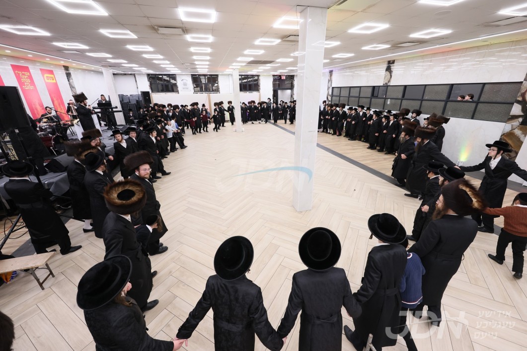 ושאבתם מים בששון ממעינ"י הישועה: הונדערטער תושבי וויליאמסבורג לעבן מיט פייערליכע מאמענטן ביים ערשטמאליגע מעמד שמחת בית השואבה צוגעשטעלט דורך די וועלט בארימטע "עינים" ארגענעזאציע