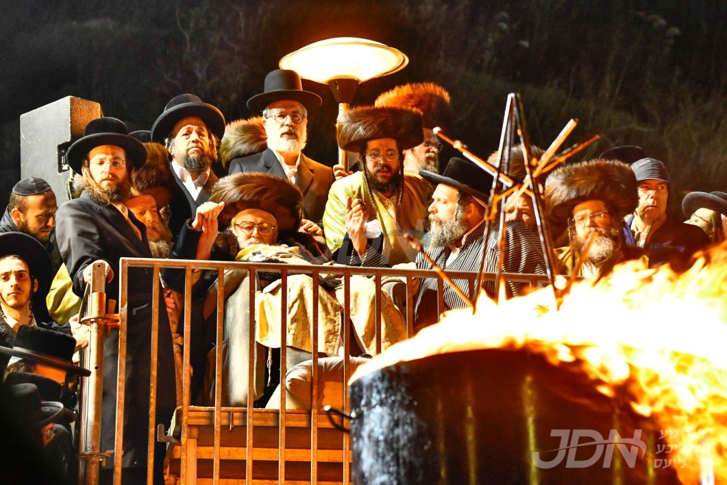האדמו"ר מתולדות אברהם יצחק ביים הדלקה ל"ג בעומר אין ביתר
