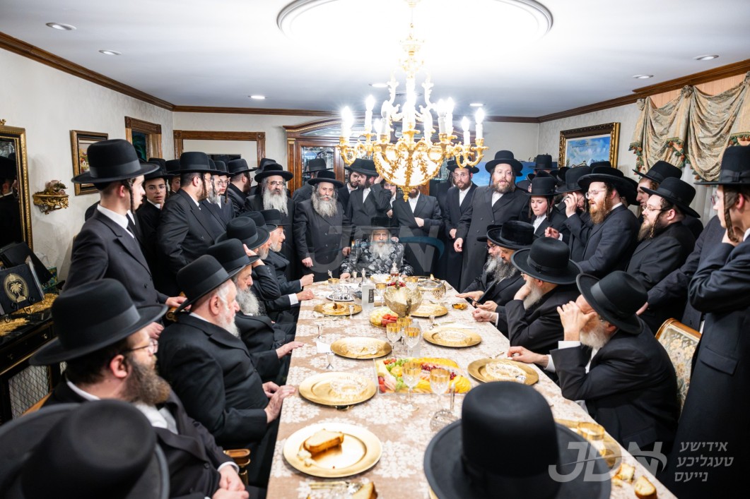 האדמו"ר מסאטמאר באזוכט בבית משפחת גאלדבערגער אין קרית יואל, צום פאנטאסטישן נדבה פון 10 מיליאן דאללער פאר א נייע בנין בית רחל