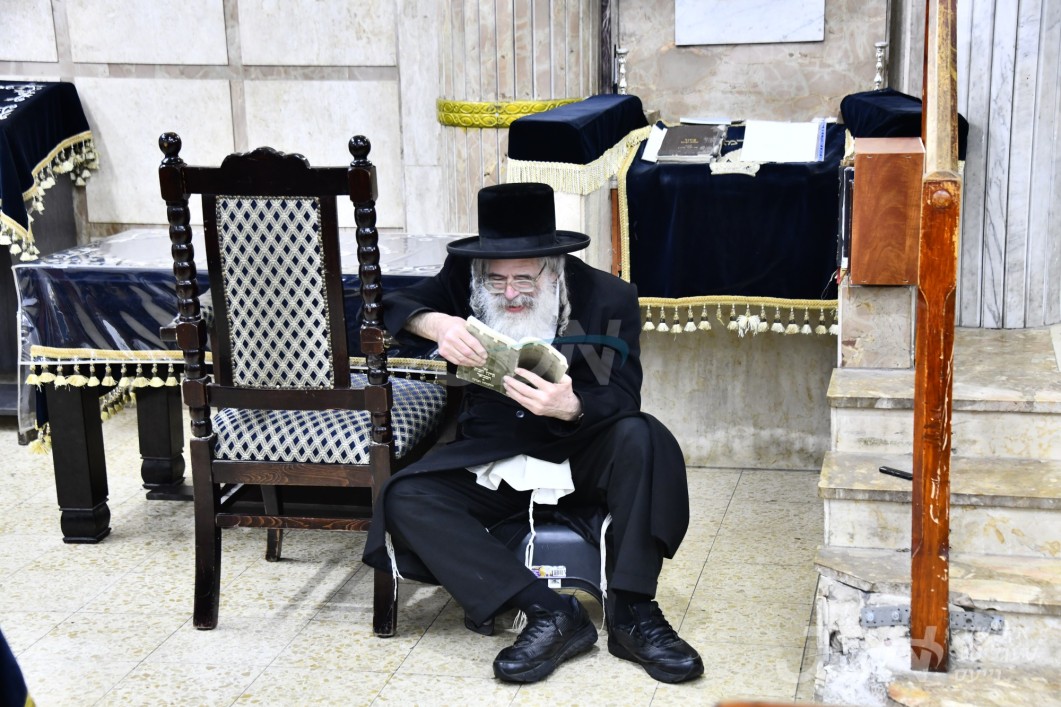האדמו"ר מחוג חתם סופר ביי תיקון חצות