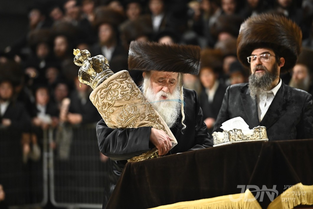 מעמד הכנסת ספר תורה בחצר הקודש מחנובקה בעלזא