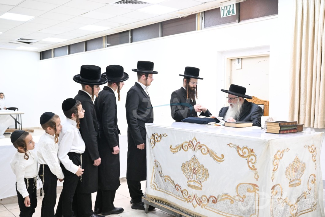 האדמו"ר מצאנז ביי קבלת קהל אין קרית צאנז נתניה לקראת די ימי הרחמים והרצון