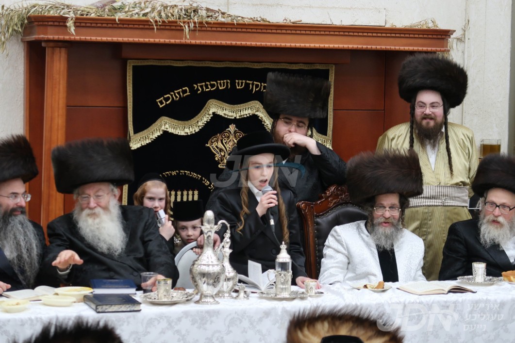 שמחת הבר מצוה פון אן אייניקל פון האדמו"ר מקרעטשניף סיגעט