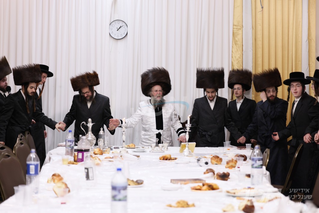 ערב און מוצאי יום כיפור אין חצר הקודש קרעטשניף סיגעט וויליאמסבורג
