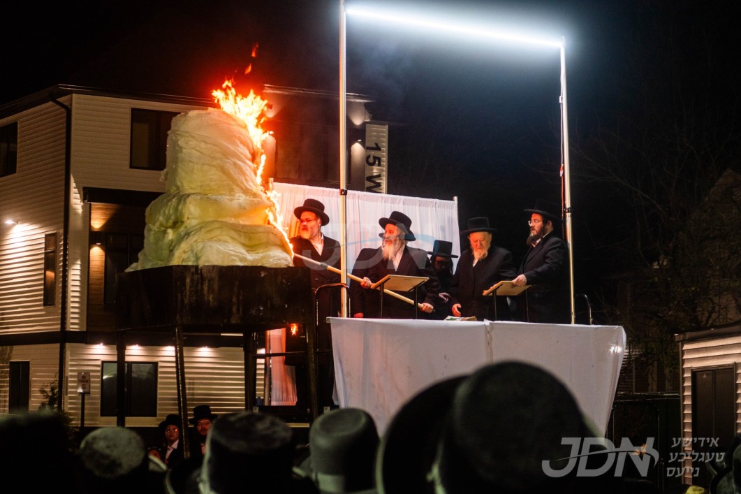 האדמו"ר מראחמיסטריווקא ספרינג וואלי ביים הדלקה ל"ג בעומר