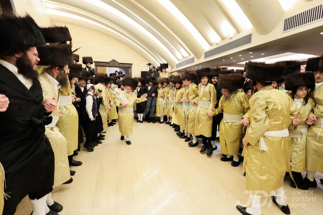 הכנסת ספר תורה צו בית המדרש ישיבת המקובלים "היכל יערות הדבש" אין ירושלים בנשיאות כ"ק הגה"צ המקובל רבי משה פריש שליט"א אבד"ק יערות דבש