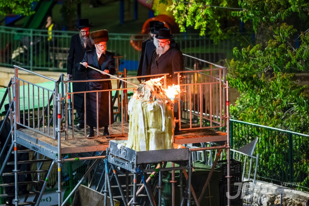 האדמו"ר מסערט וויזניץ ביים הדלקה ל"ג בעומר