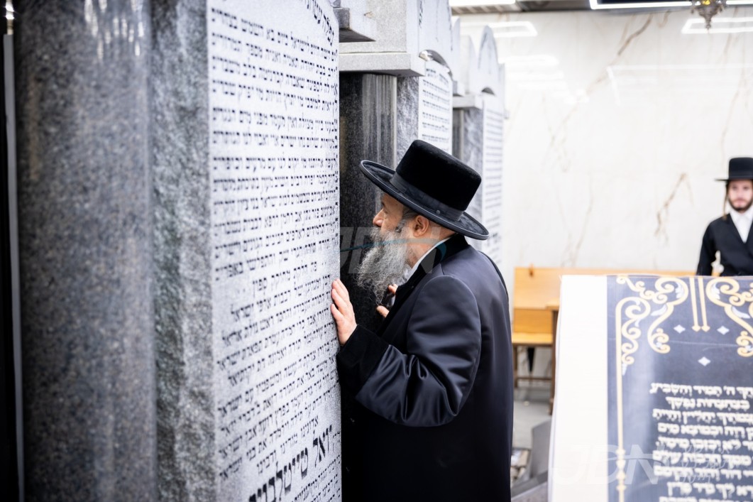 האדמו"ר מבאבוב-45 פוקד געווען דעם ציון הק' פון הרה"ק מסאטמאר זצ"ל לרגל די יומא דהילולא קדישא