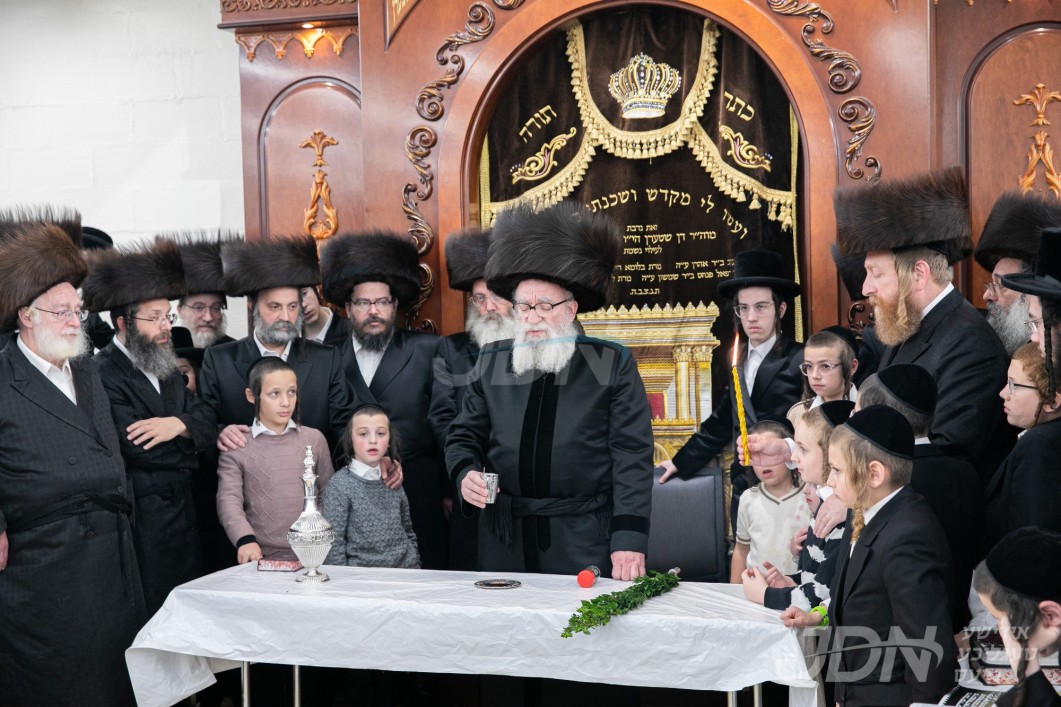 חסידי סקווירא אין ב"פ גרייטן זיך אויף א לענגערע באזוך און שבת התאחדות אין שפיץ פון הגה"צ ר' אהרן מענדיל טווערסקי בנו הגדול פון רבי'ן