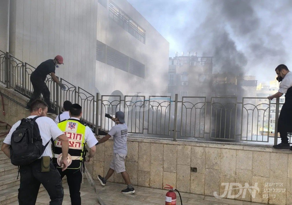 פייער אויסגעבראכן ביים אונטערשטן שטאק פון בנין ביהמ"ד הגדול נדבורנא אין בני ברק