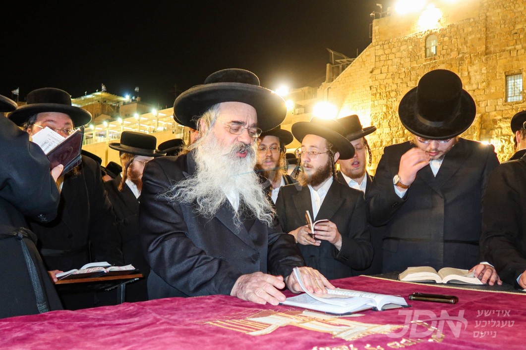 האדמו"ר מלעלוב ירושלים ביים כותל המערבי מוצאי תשעה באב