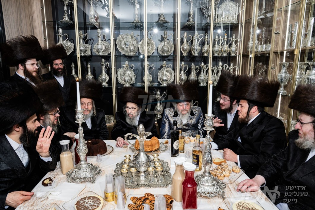 מעמד קביעת מזוזה ומסיבת לחיים ביי די נייע פראכטפולע לאקאל פון די בארימטע קראון סטערלינג זילבער געשעפט ווי עס ווערט פארקויפט בלויז ריין זילבער