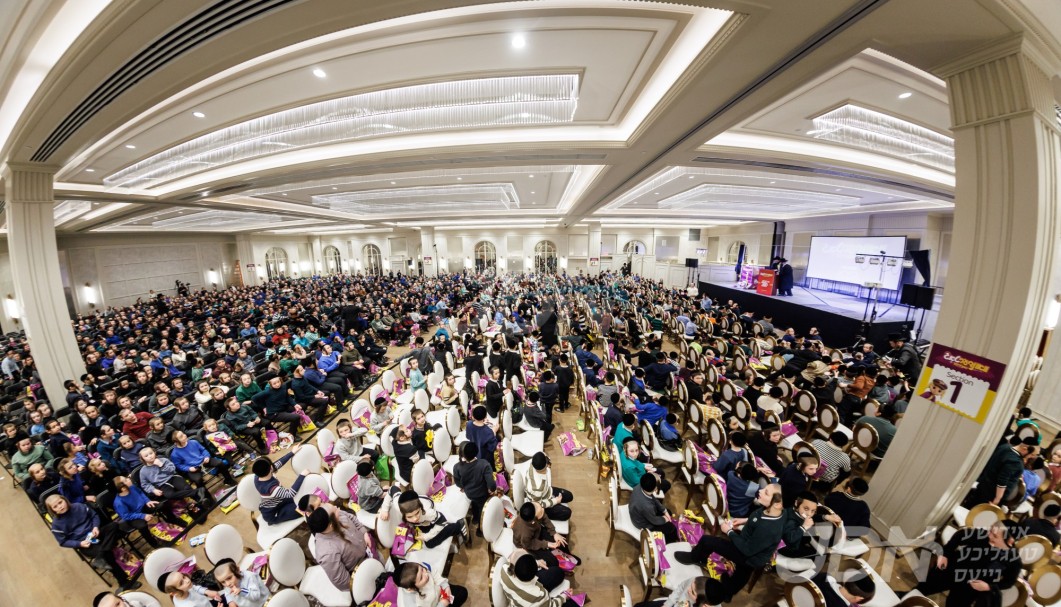 קנאקעדיגער "וואונדערטאג" מעמד דורך "וואונדערקינד" אין בארא פארק האט געהאלטן געשפאנט נאנט צו 2,000 קינדער פאר פיר שעה אין דעם "הייטנער זאל" דעם טאג פון בדיקת חמץ