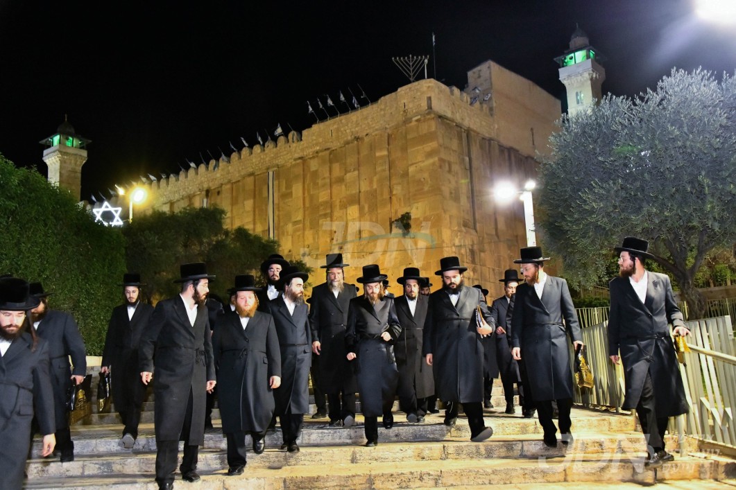 האדמו"ר מסאדיגורה איז מתפלל ביים מערת המכפלה מיט תומכי רשת הכוללים