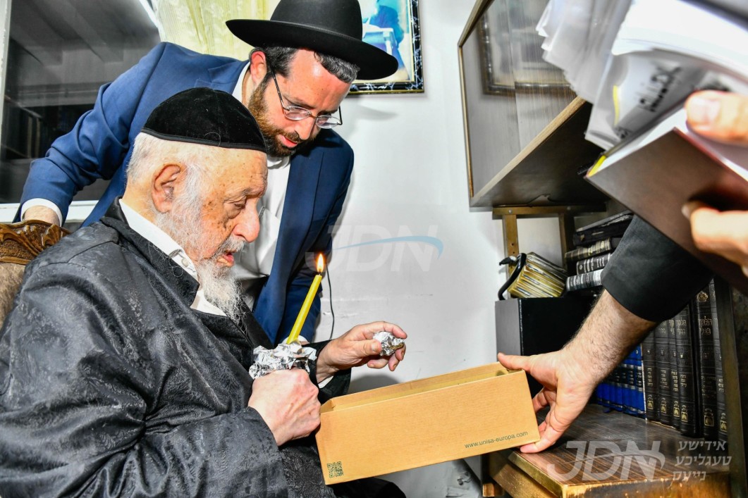 הגרב"ד פוברסקי ר"י פאנאוויטש ביי בדיקת חמץ