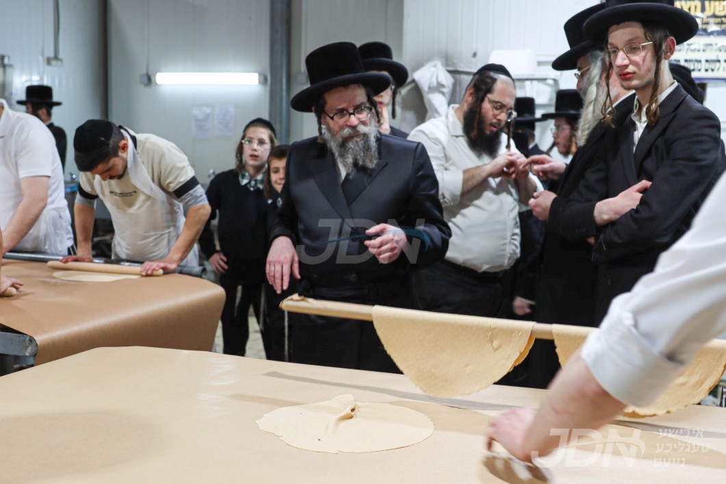 האדמו"ר מסקולען פון ירושלים ביים באקן מצות