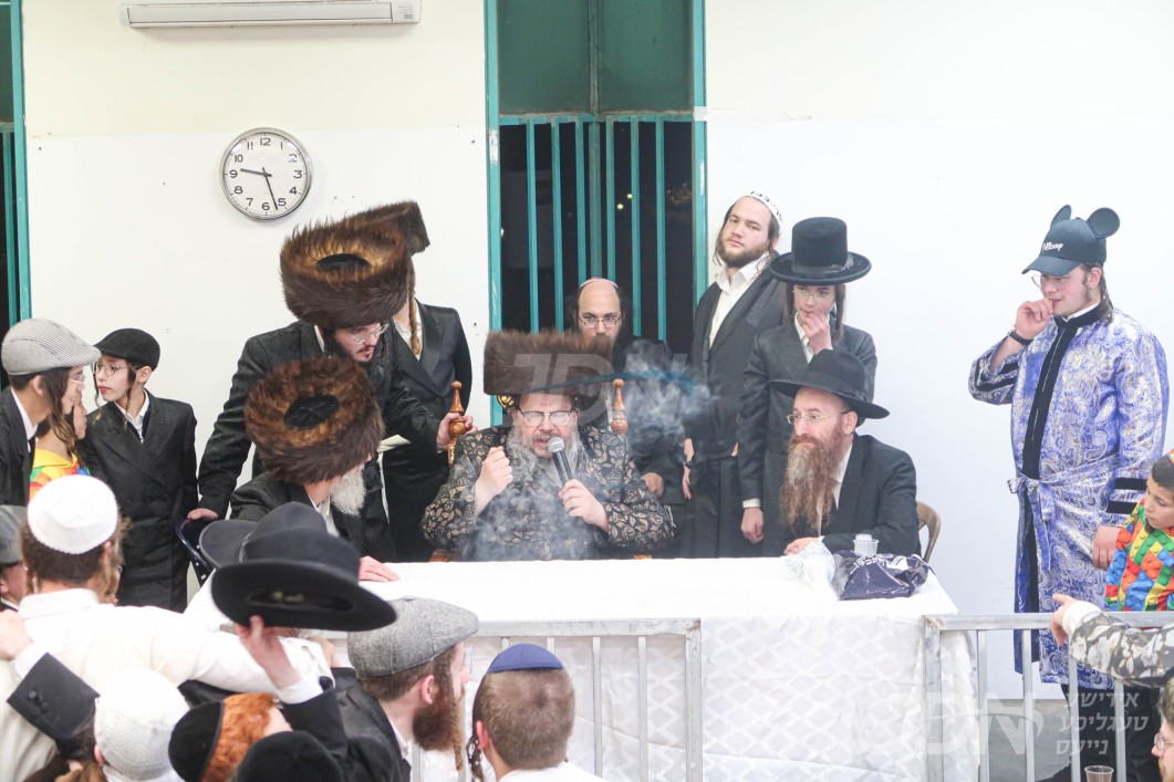 פורים אין חצר הקודש באסטאן ביתר