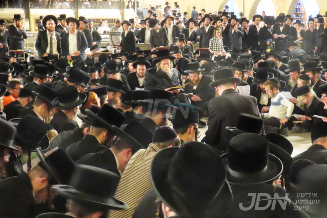 האדמו"ר מערלוי ביי תיקון חצות ביים כותל המערבי בימי בין המצרים