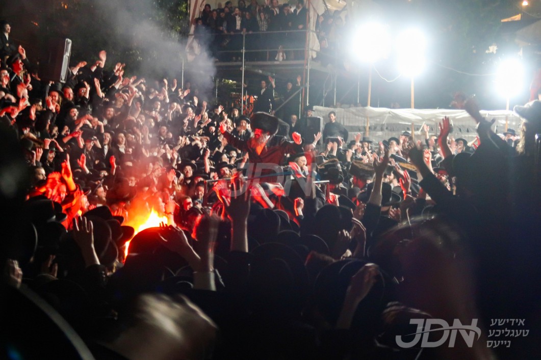 הגה"צ רבי צבי מאיר זילבערבערג ביים הדלקה ל"ג בעומר אין מירון
