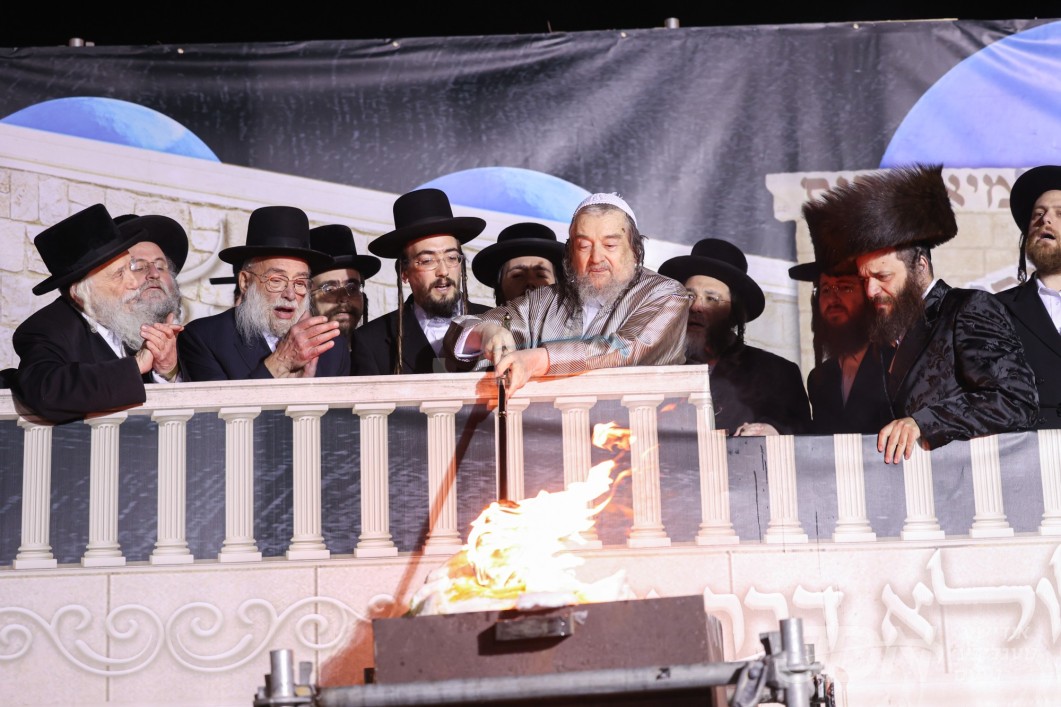הגה"צ רבי יעקב מאיר שעכטער ביים הדלקה ל"ג בעומר