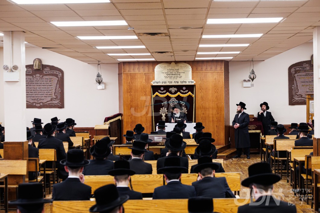 האדמו"ר מבאבוב באזוכט אין ישיבת כרם שלמה ד'באבוב צוזאמגענומען געלט וואס די בחורים האבן געשאפן בימי הפורים