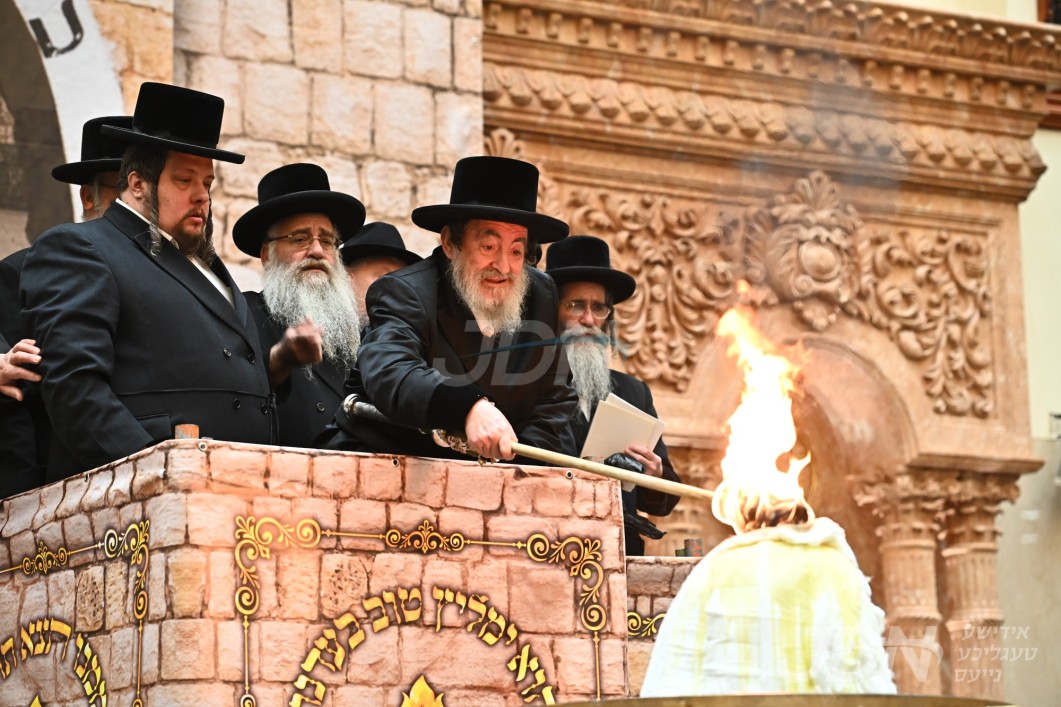 האדמו"ר מוויזניץ ביים הדלקה ל"ג בעומר