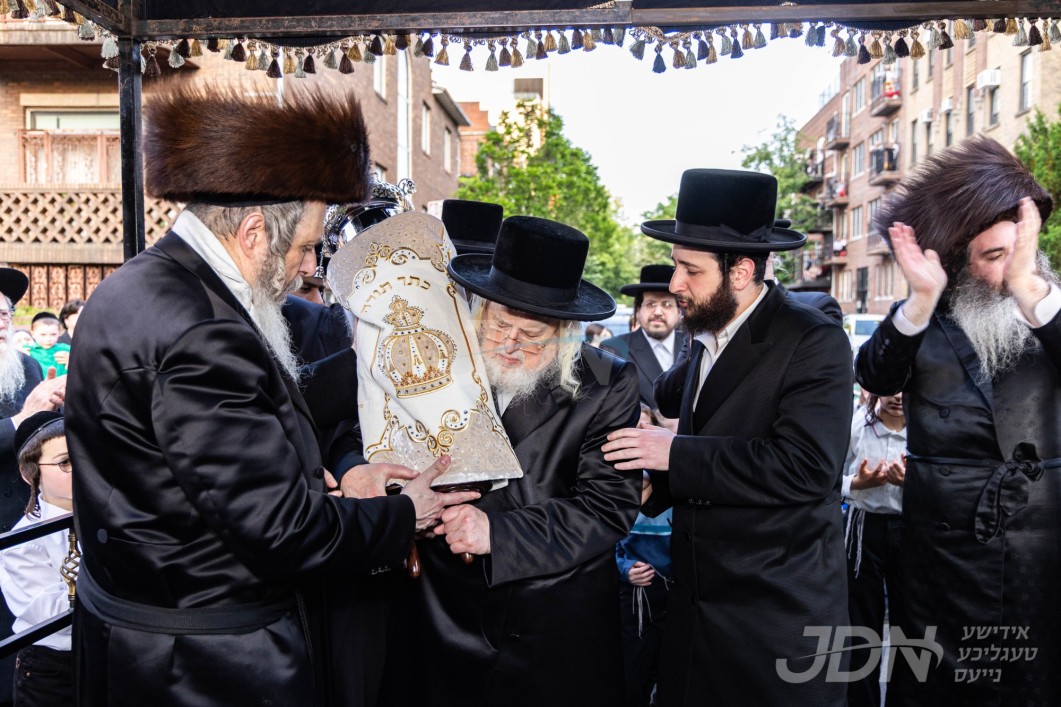 הכנסת ספר תורה דורך האדמו"ר מסטריזוב צו בית מדרשו אמרי נועם סטריזוב