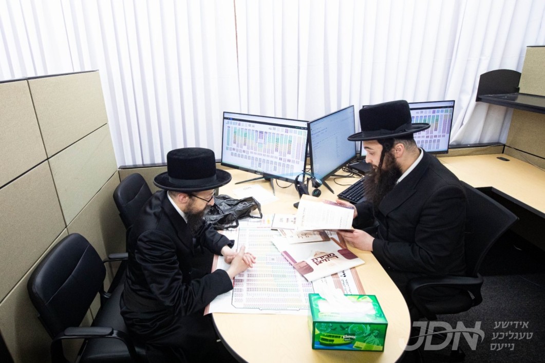 חסידי סקווירא האנדלען זיך איין א זיץ אין ביהמ"ד הגדול והחדש אין שיכון סקווירא, נאך וואס אין די יעצטיגע טעג האט מען אנגעהויבן פארקויפן די קביעות'דיגע זיצן אין ביהמ"ד