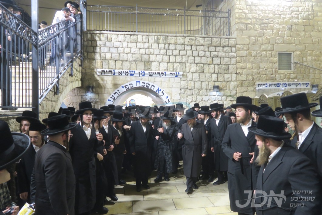 האדמו"ר מערלוי איז מתפלל ביים ציון הרשב"י אין אתרא קדישא מירון