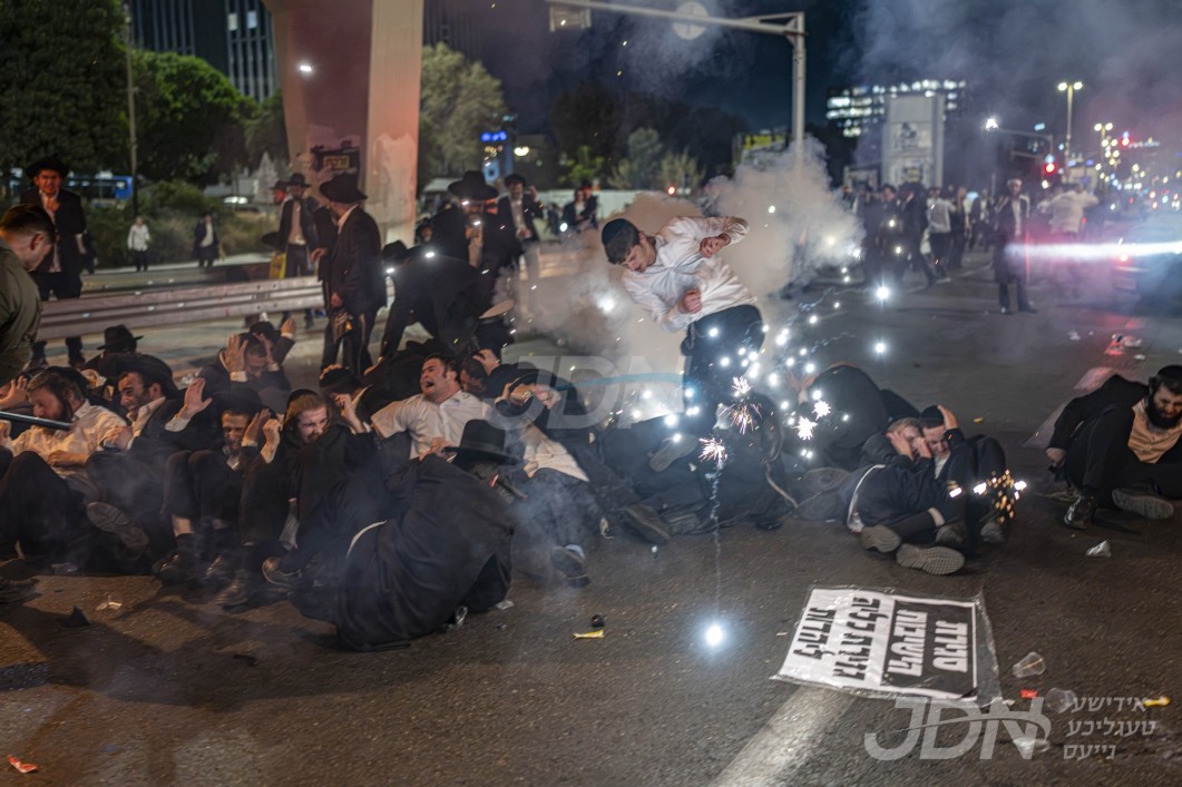 שרעקליכע סצענעס פארשפרייט נאך א עצרת מחאה אין בני ברק, צען אידן שפיטאליזירט צוליב בארבארישע שלעק פון מדינת ישראל פאליציי