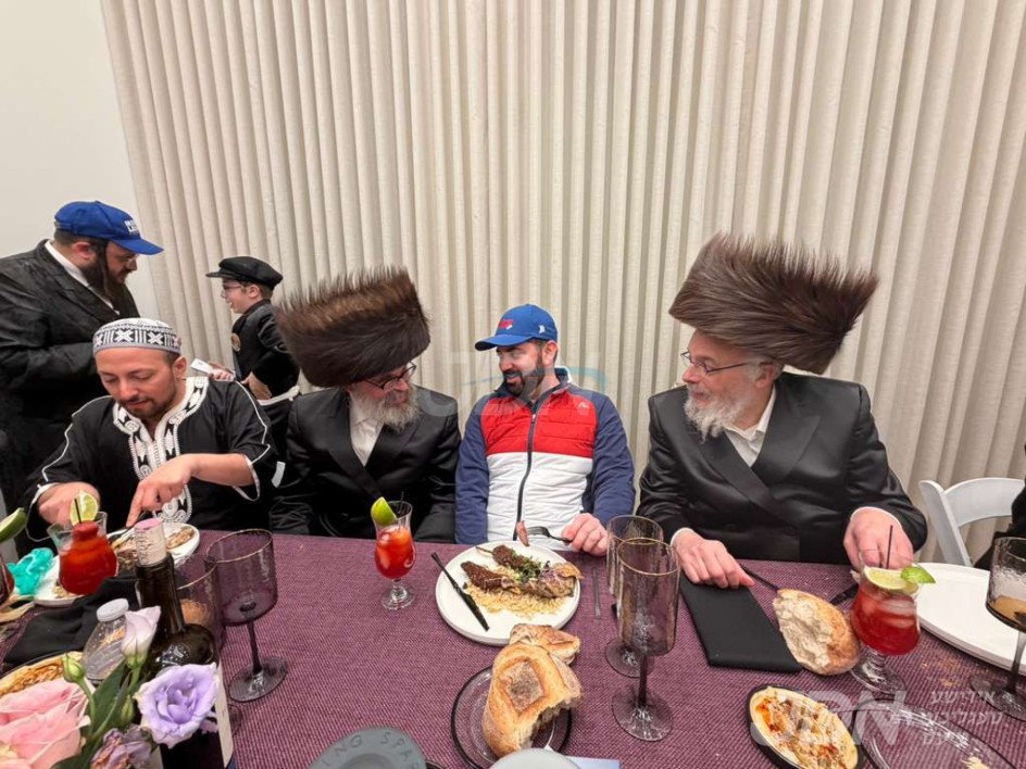 קאנגרעסמאן מייק לאולער האט זיך באטייליגט ביי עטליכע פורים מסיבות אין מאנסי און שיכון סקווירא ווי ער האט זיך געטראפן מיט עסקנים און מיט'ן ציבור