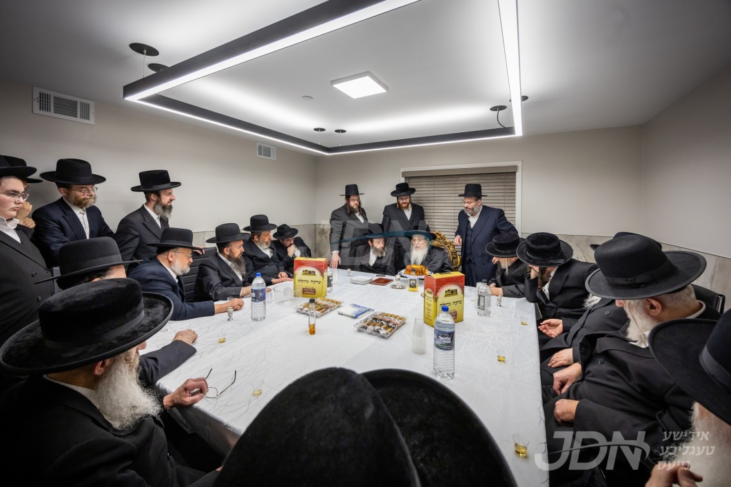האדמו"ר מטאהש ביים קביעת מזוזה אין די נייעס אפיסעס פון כולל שומרי החומות לצדקת רבי מאיר בעל הנס אין מאנסי