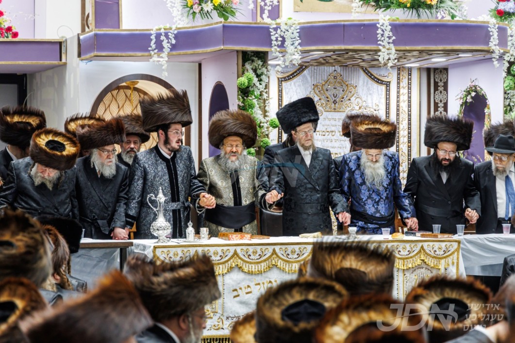 מוצאי שבועות אין חצר הקודש באבוב-45 אינאיינעם מיטן שמחת הפארשפיל פון אן אייניקל