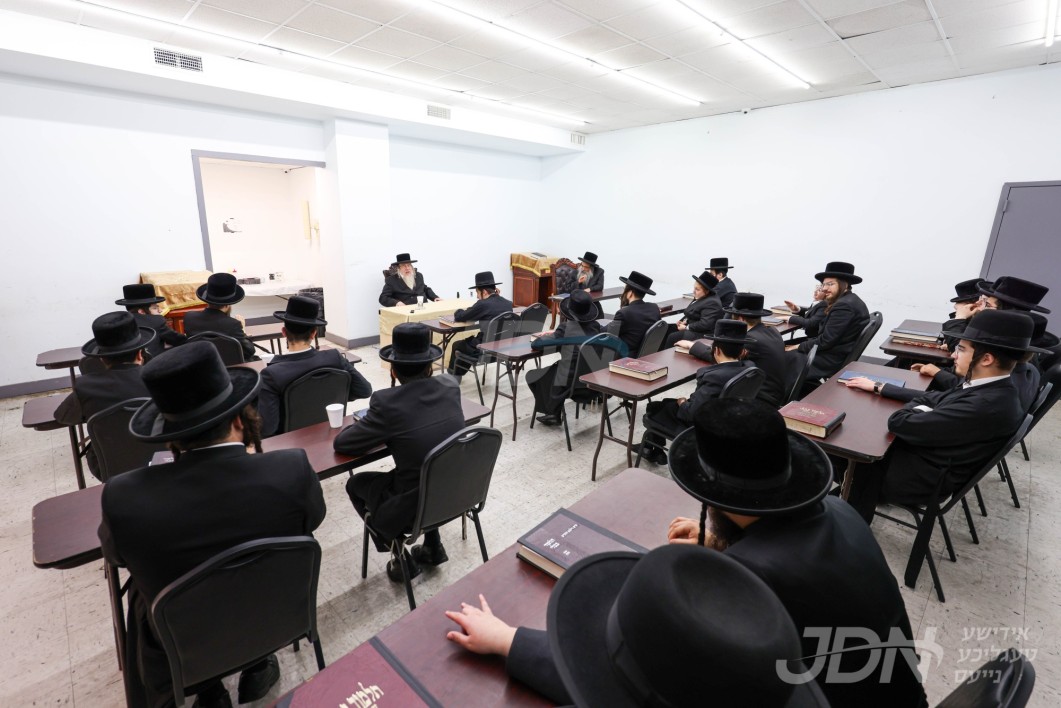 מעמד שעות רצופות און דרשות הכנה פאר'ן יו"ט שבועות אין ישיבת כתר תורה