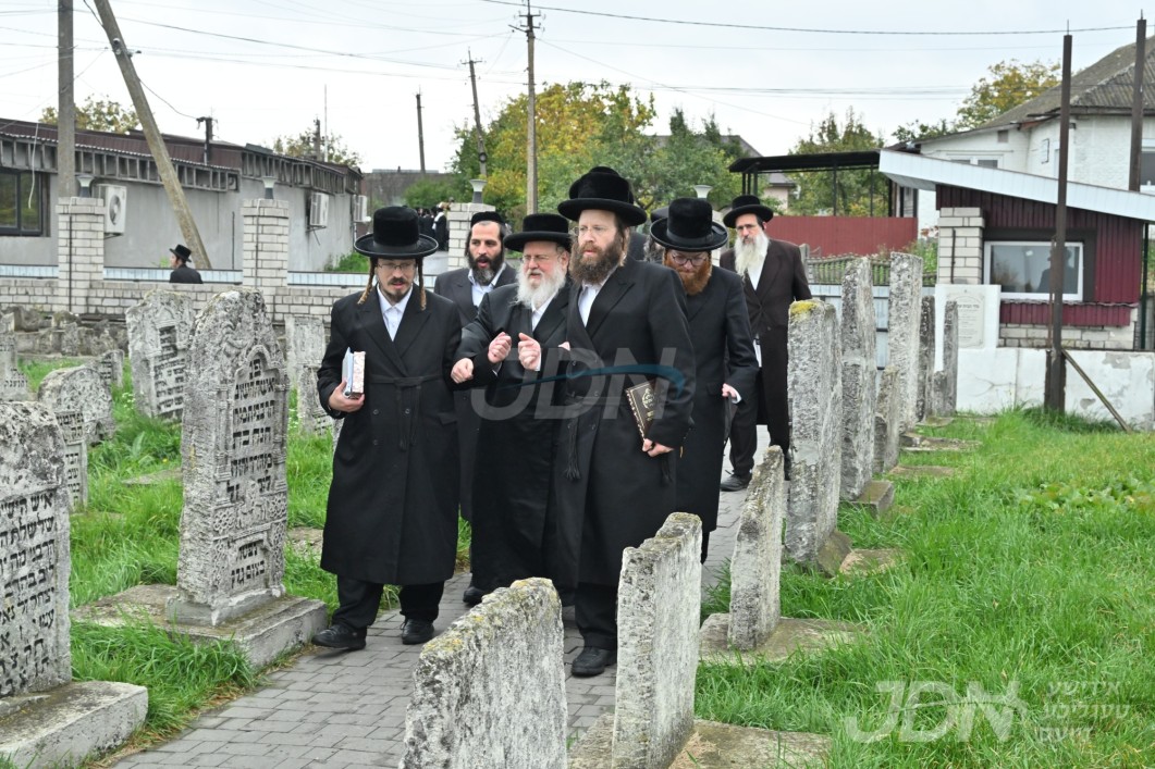 האדמו"ר מסאסוב אויף א נסיעה צו מקומות הקדושים אין אייראפע מיט תומכי המוסדות
