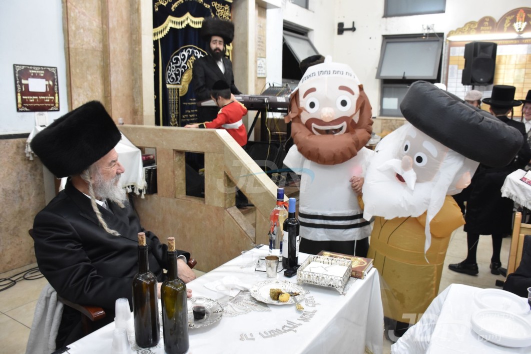 פורים אין חצר הקודש אשלאג