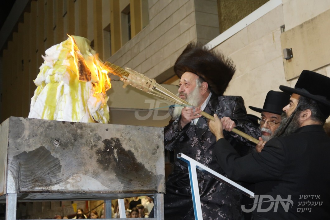 האדמו"ר מדעעש ביים הדלקה ל"ג בעומר