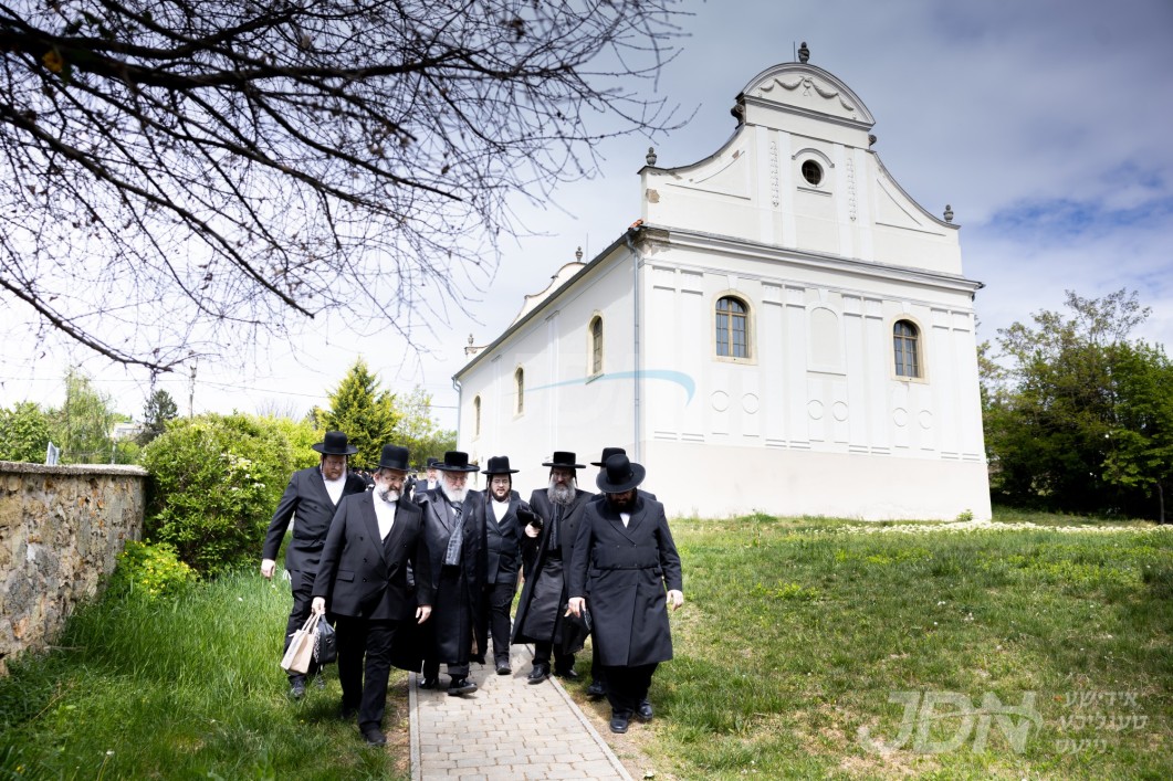 האדמו"ר מוויען אויף א נסיעה צו מקומות הקדושים אין אייראפע מיט די תומכי המוסדות