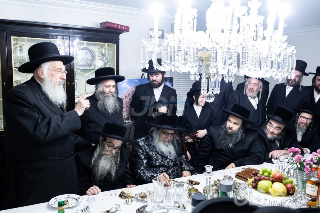 מסיבת לחיים אין שטוב פון הרה"ח ר' משה פריעדמאן הי"ו משבק אדמו"רי סאטמאר לרגל קנין זכות שם הבנין פון תלמוד תורה סאטמאר אין בארא פארק