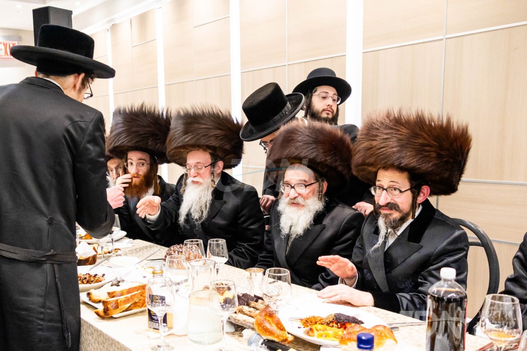 שמחת השבע ברכות פון החתן בן הגה"צ אב"ד לינסק און אייניקל פון הגה"צ אב"ד זרע קודש וראש ישיבת בית מאיר מיט הכלה בת הגה"צ אב"ד מאור הגולה מאנטריאל און אייניקל פון כ"ק אדמו"ר מסקולען זצ"ל