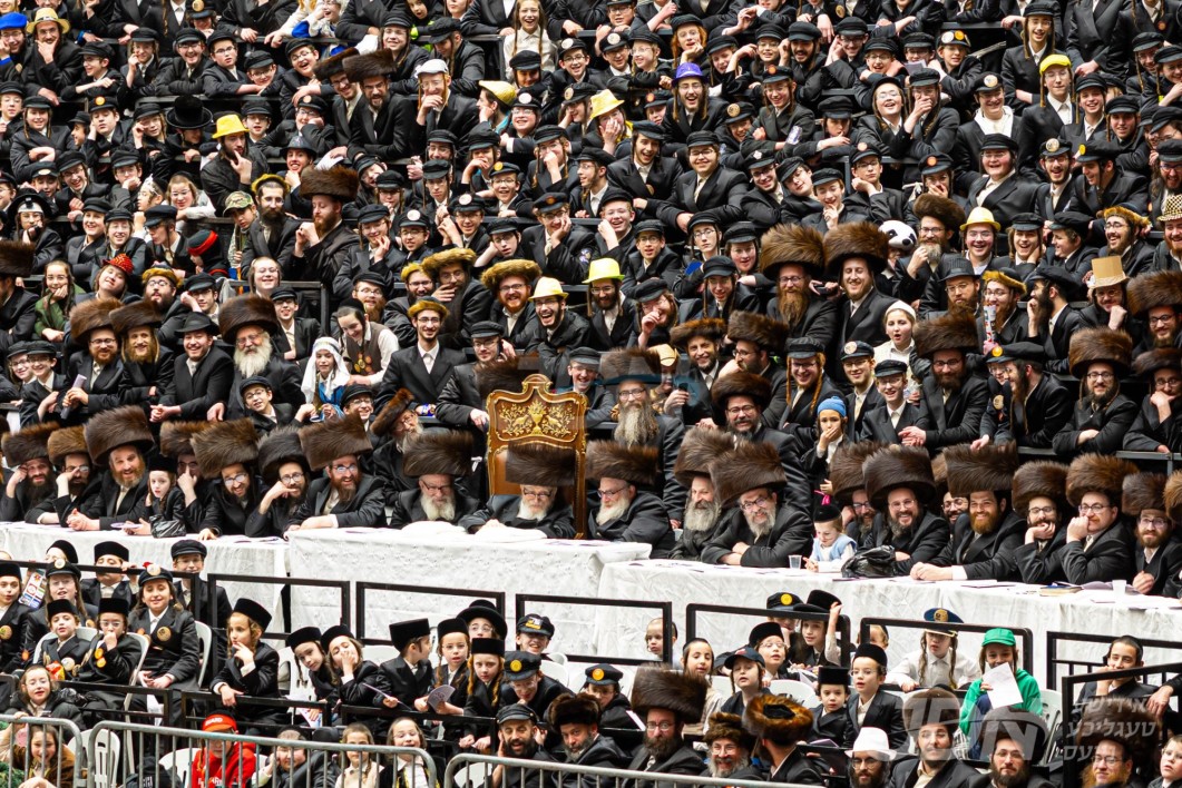 פורים אין חצר הקודש סקווירא
